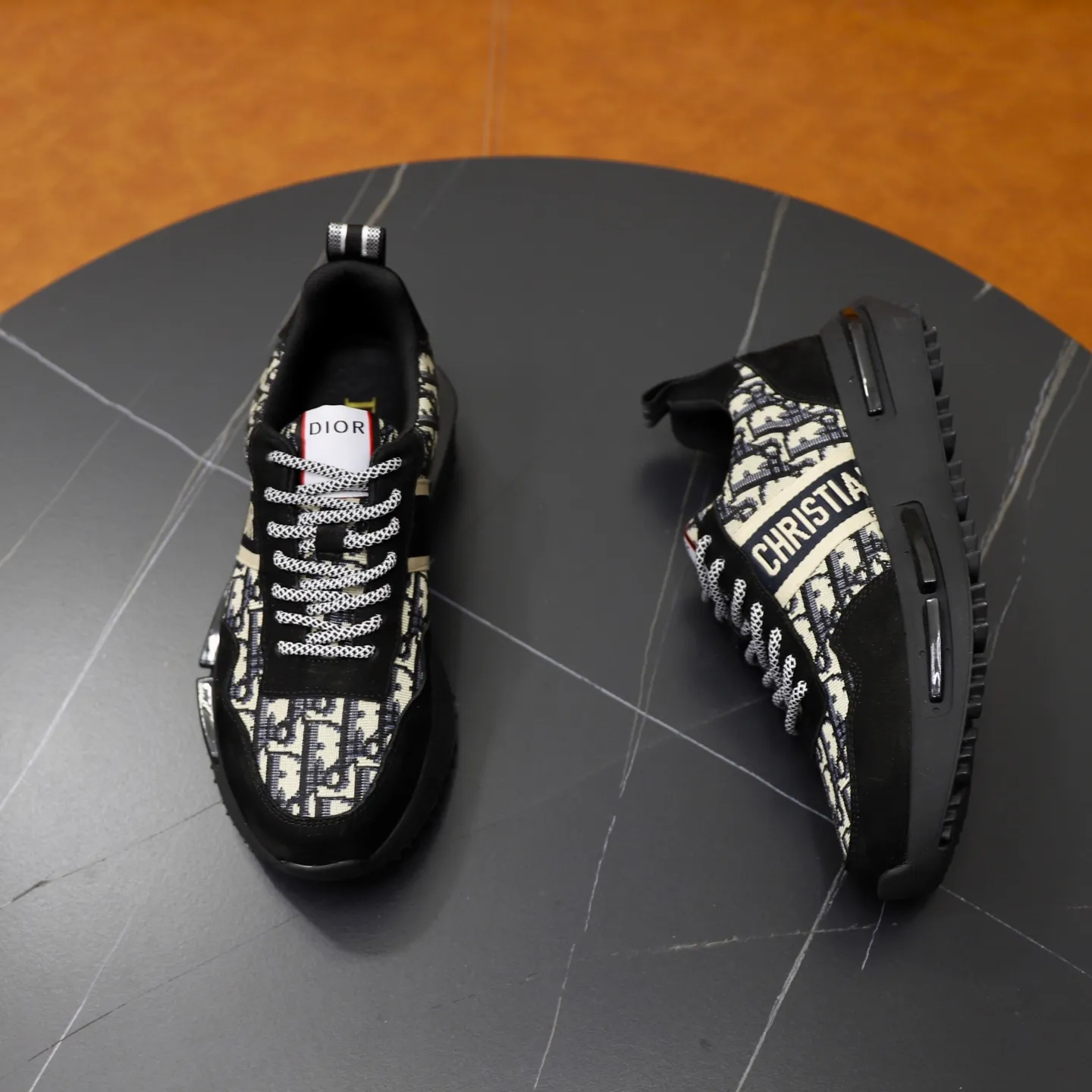 Ex-factory price: 462💰🙅‍♂️🙅‍♂️🙅‍♂️ Brand: Dior DIOR Standard code: 38-44 (45 customized) Grade: Same as the official website Material: Original material splicing Comfortable and breathable lining Lightweight and wear-resistant sports outsole Style category: Men's fashionable casual shoes Running sneakers Distinguished luxury brand elements Top luxury Color: actual picture color